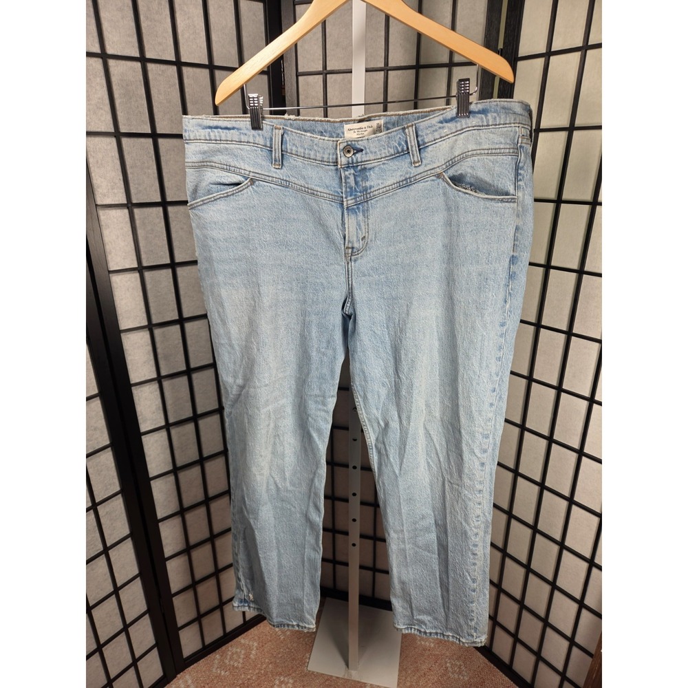 Abercrombie & Fitch The 90s Straight Mid Rise Jeans Light Wash Size 35/20